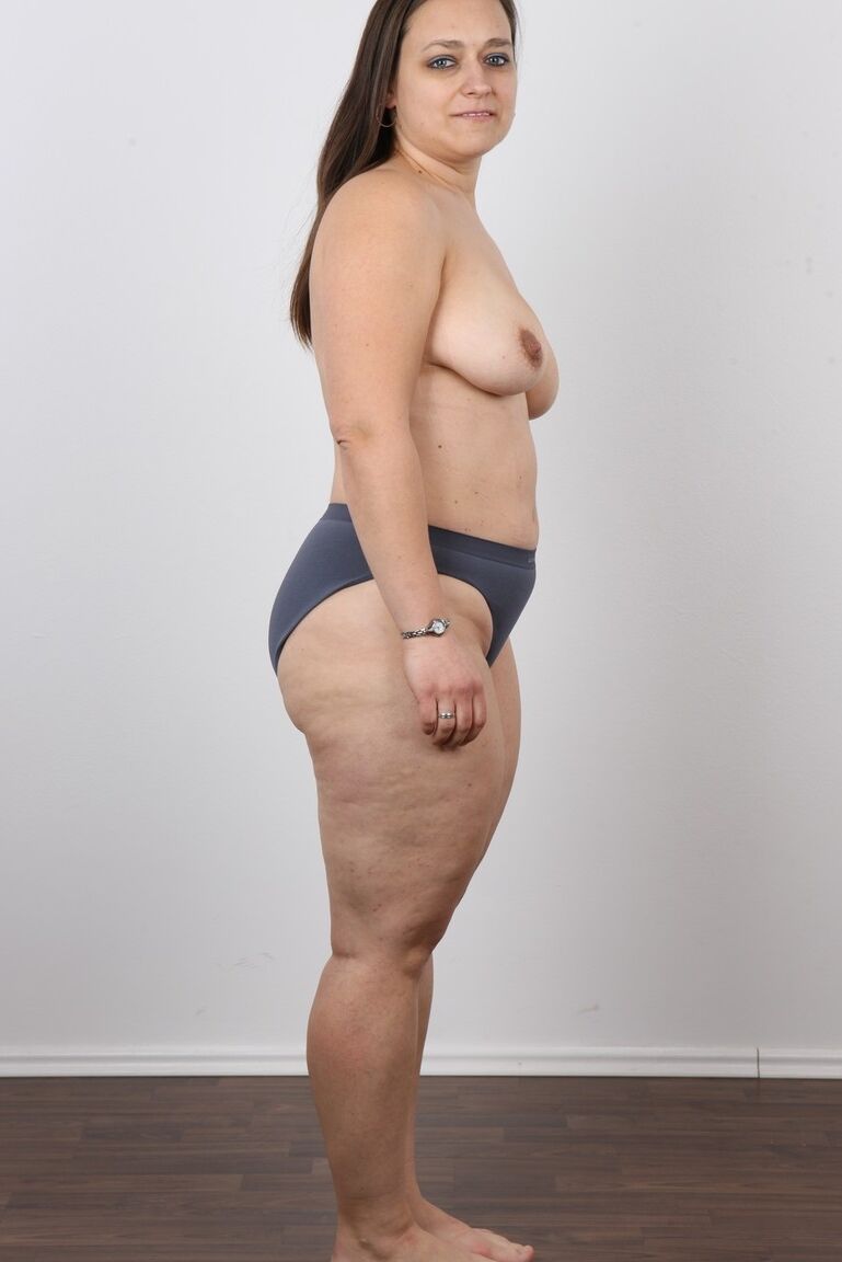 20P Helena, une femme mature tchèque potelée, se met nue aux castings