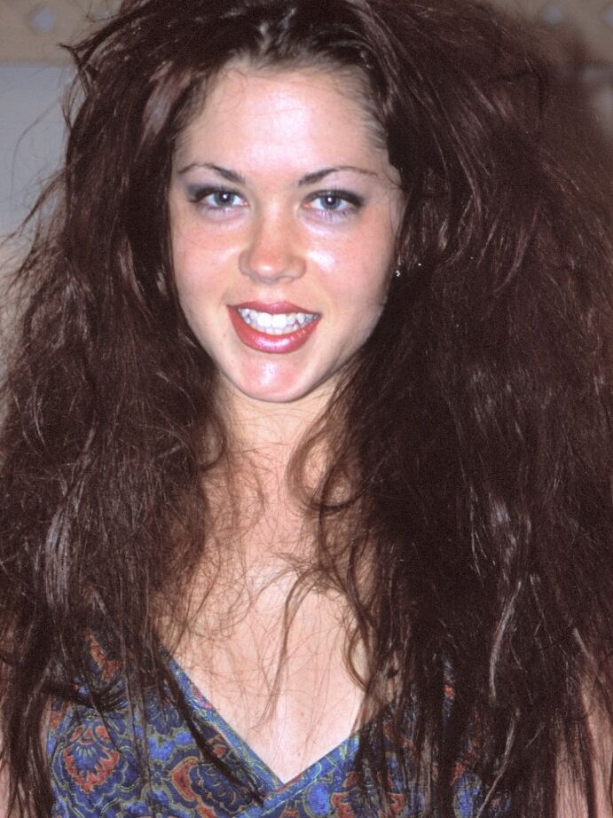 16P Jovem namorada sorridente com penteado sexy mostra seus peitinhos