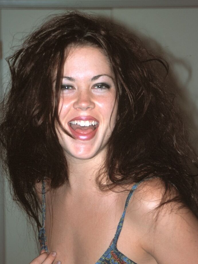 16P Jovem namorada sorridente com penteado sexy mostra seus peitinhos