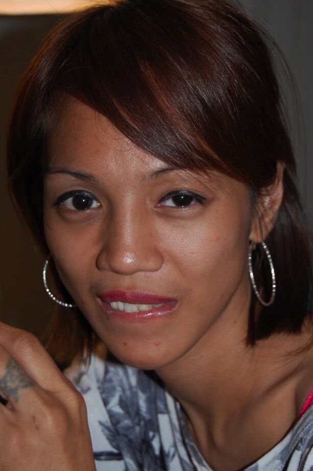 21P Mãe asiática gostosa Paula brincando com seu corpo magro deslumbrante