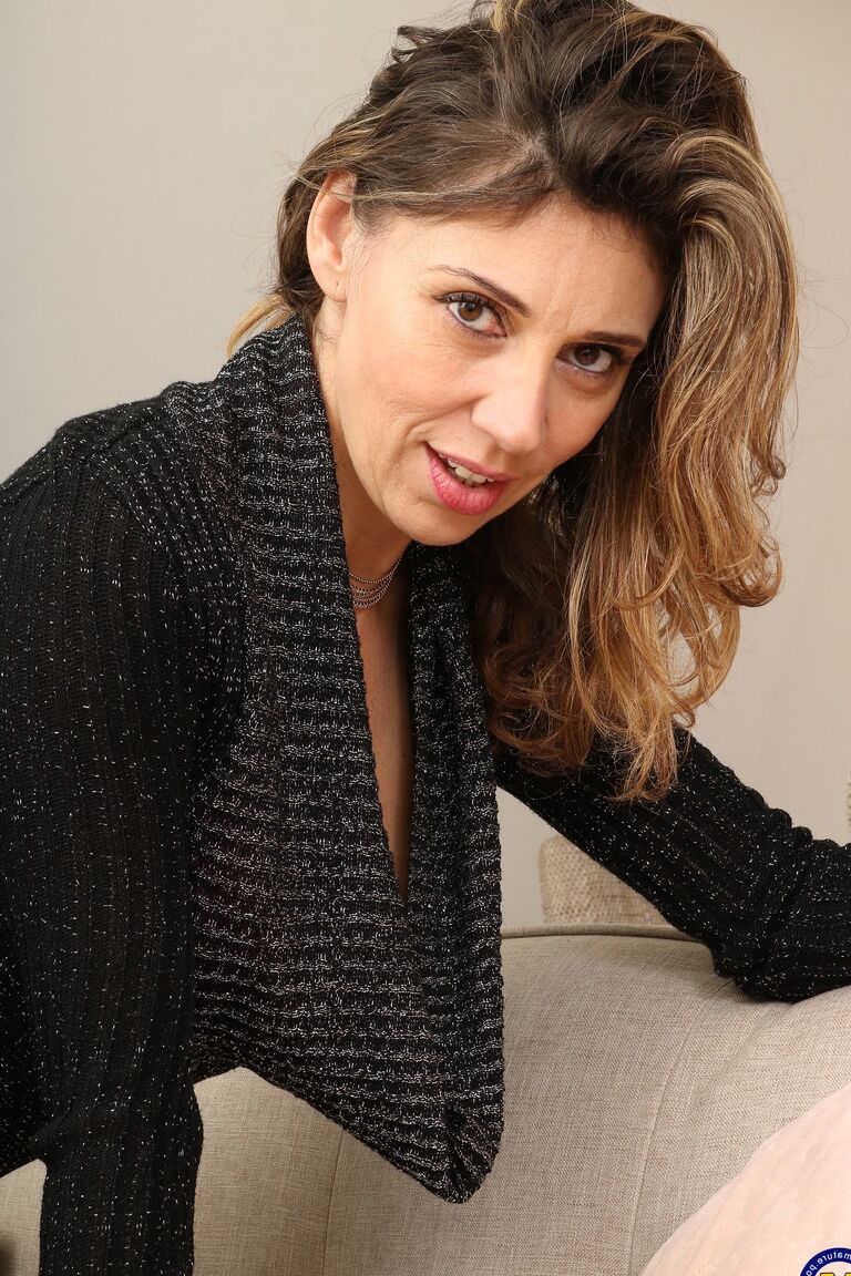 20P Mãe safada francesa Chloe tira sua roupa sexy