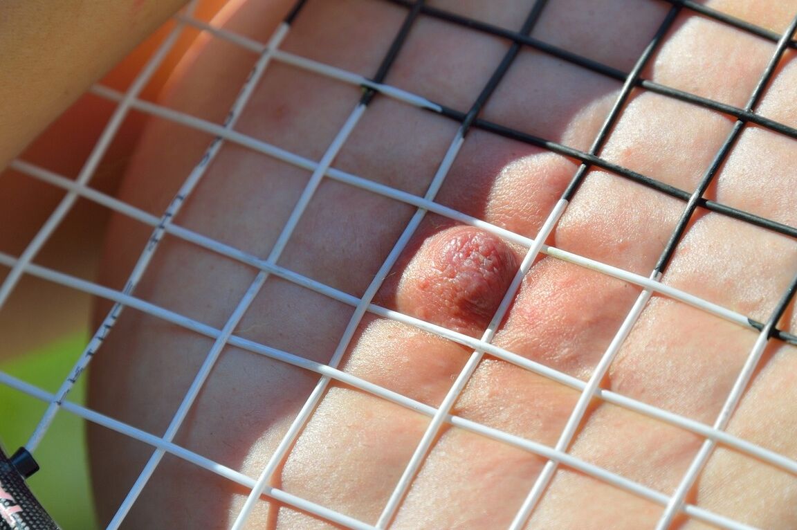 20P Saraya, une jeune fille aux cheveux noirs, montre ses jolis seins et pose sur un court de tennis.