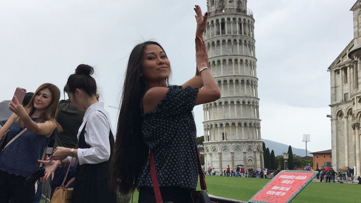 14P A senhora asiática magra Suzie Q ostenta um creampie depois de sexo POV em cima da cama