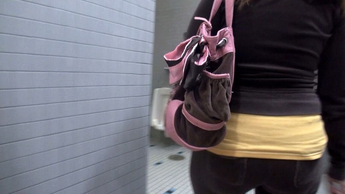 16P PAWG Dee Siren がエレベーター内でオーラルセックスと膣セックスを行う