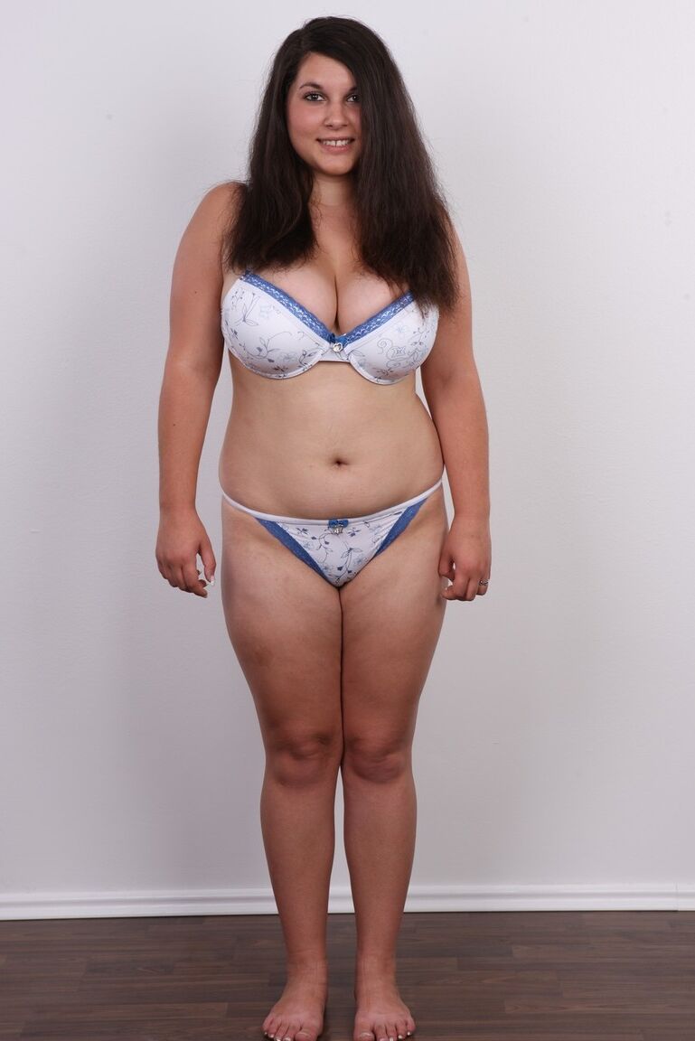 18P 太りすぎのブルネットのルーシーがヌードモデルになる夢を叶えるために服を脱ぐ