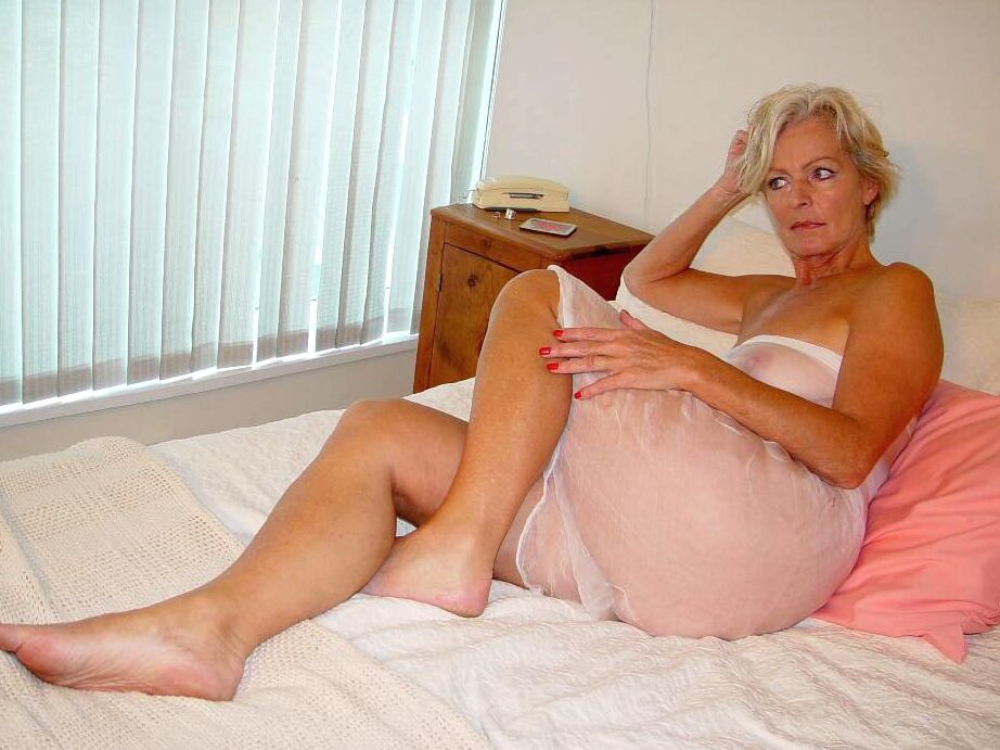 20P MILF em lingerie transparente Justine mostrando sua buceta peluda
