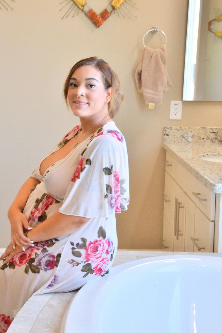 21P La MILF enceinte Valerie montre ses seins gonflés
