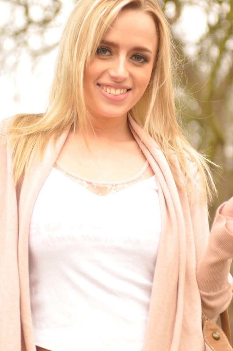 12P La chaude blonde britannique Holly Gibbons détache son body transparent près de sa porte d'entrée