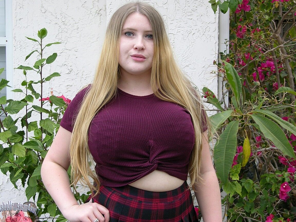 16P-Neuling Emma öffnet ihre großen natürlichen Titten, bevor sie ihre kahle Muschi zeigt