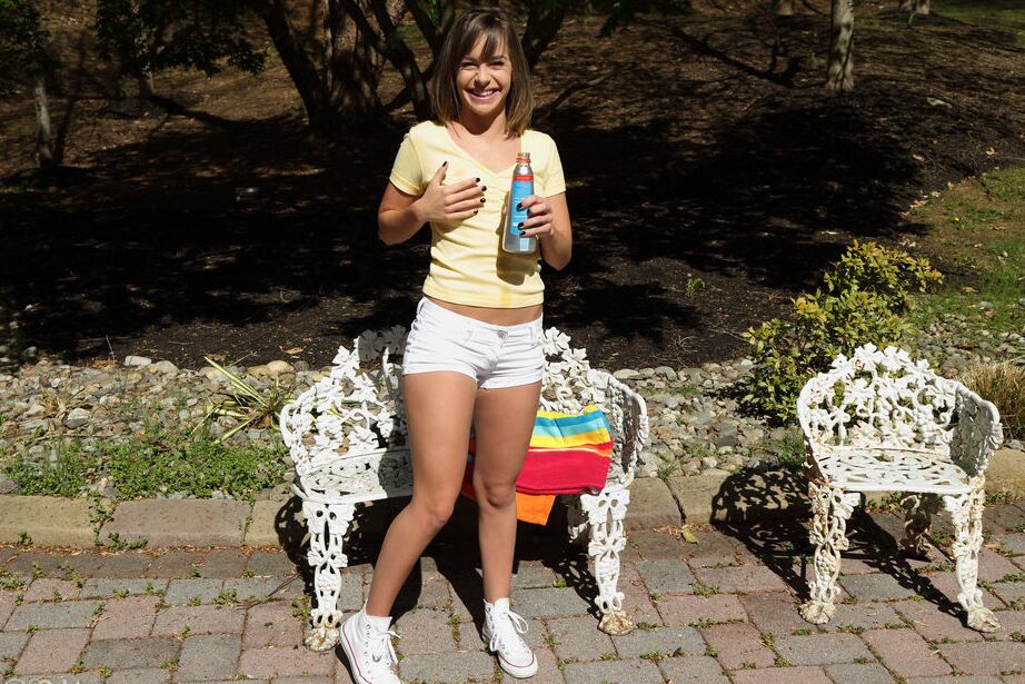 16P Kimmy Granger, une adolescente coquine, pisse sur les pierres du patio