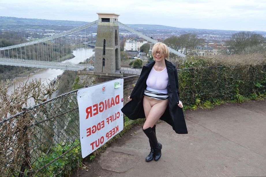 20P Barby Slut, femme mûre, se promène dans les lieux publics en s'exposant