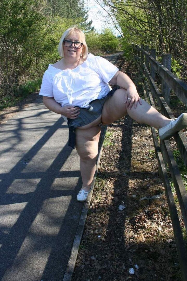 16P Lexie Cummings, amadora obesa do Reino Unido, expõe seus peitos e buceta perfurada ao ar livre