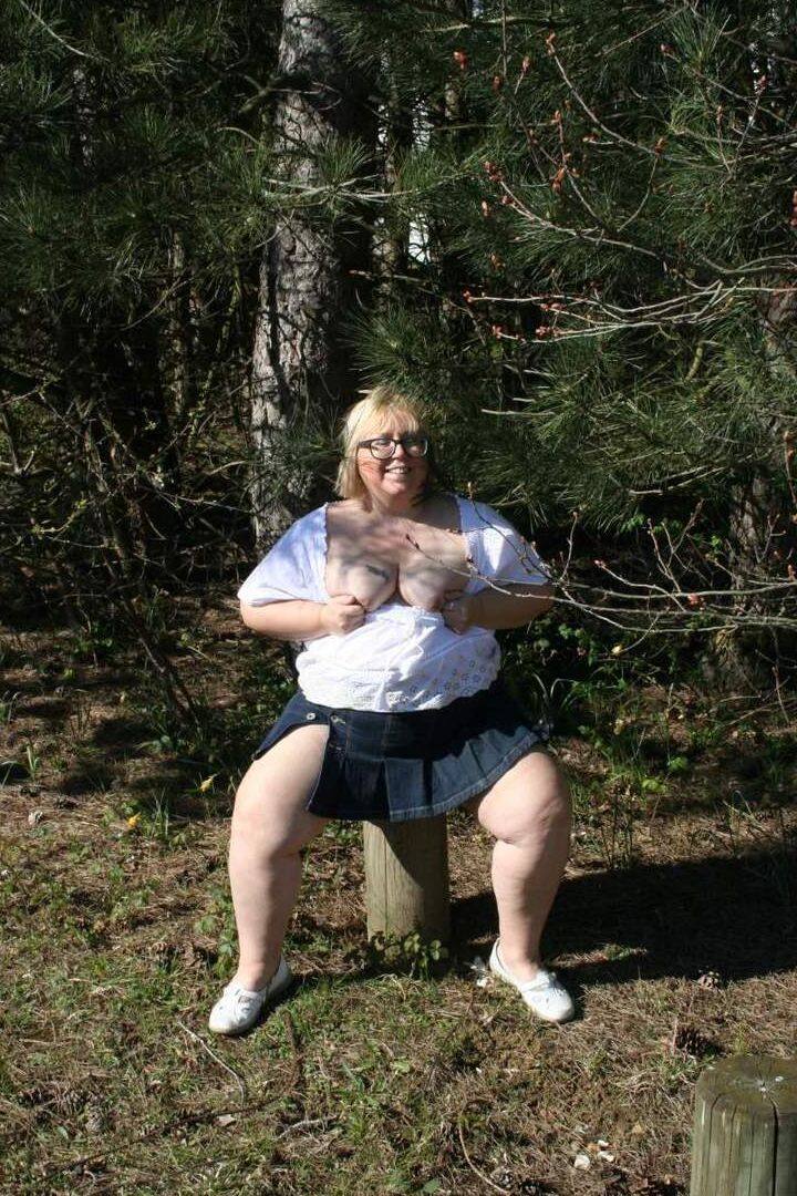 16P Lexie Cummings, amadora obesa do Reino Unido, expõe seus peitos e buceta perfurada ao ar livre