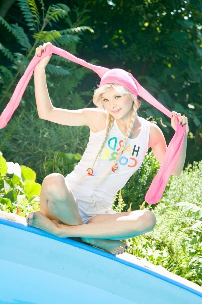 15P Ein sonniger Tag und ein süßes blondes Mädchen wie Lolly It haben etwas Besonderes