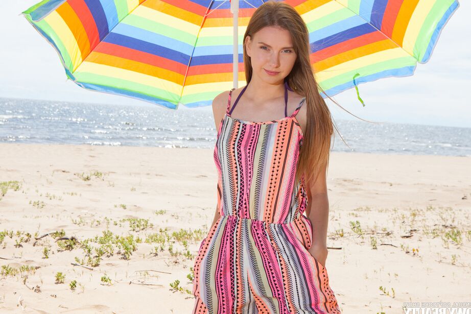 20P A linda jovem Dominika fica totalmente nua sob um guarda-chuva na praia