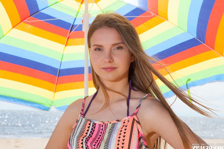 20P A linda jovem Dominika fica totalmente nua sob um guarda-chuva na praia