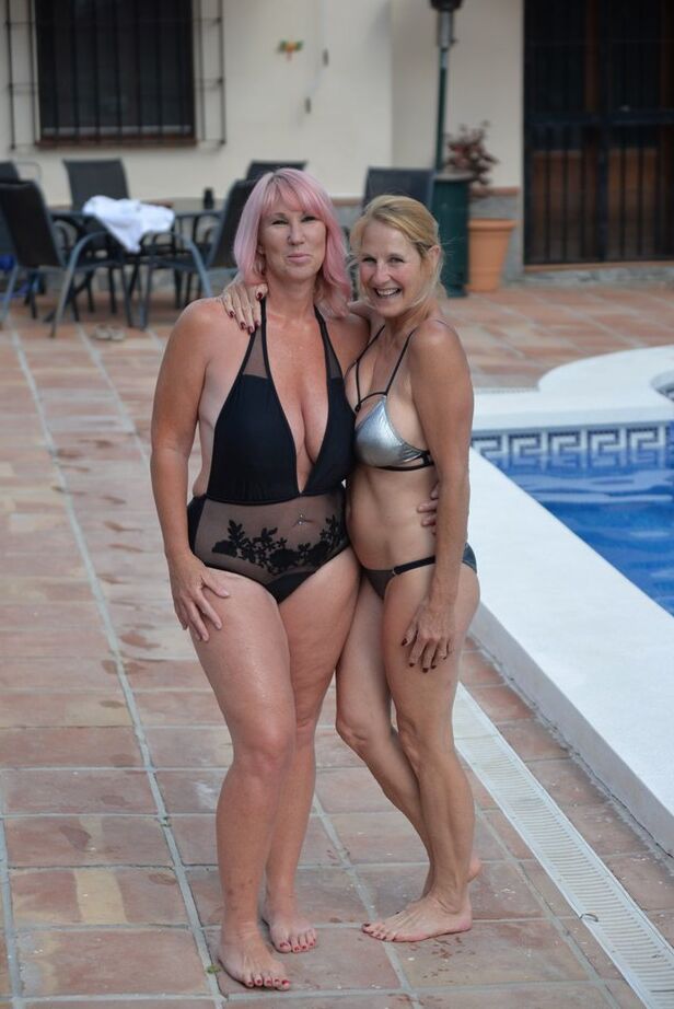 20P Madura amateur comparte un beso lésbico en traje de baño en el patio junto a la piscina