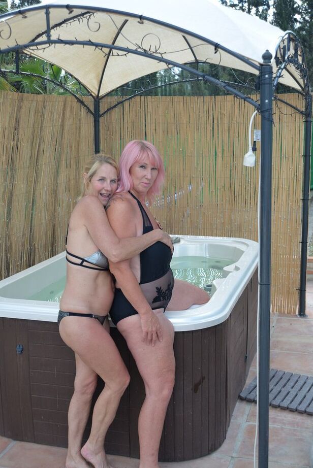 20P Madura amateur comparte un beso lésbico en traje de baño en el patio junto a la piscina