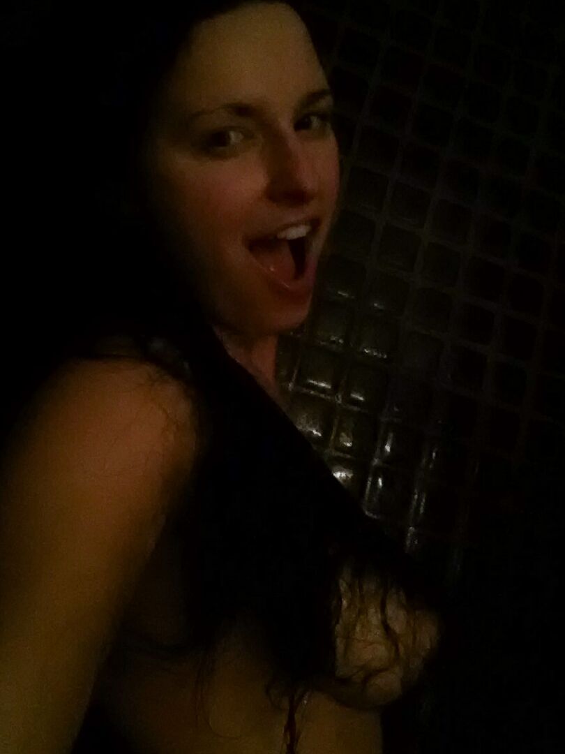 16P Auto-photo de la jeune brune tatouée Kendra Rain posant en lingerie sexy
