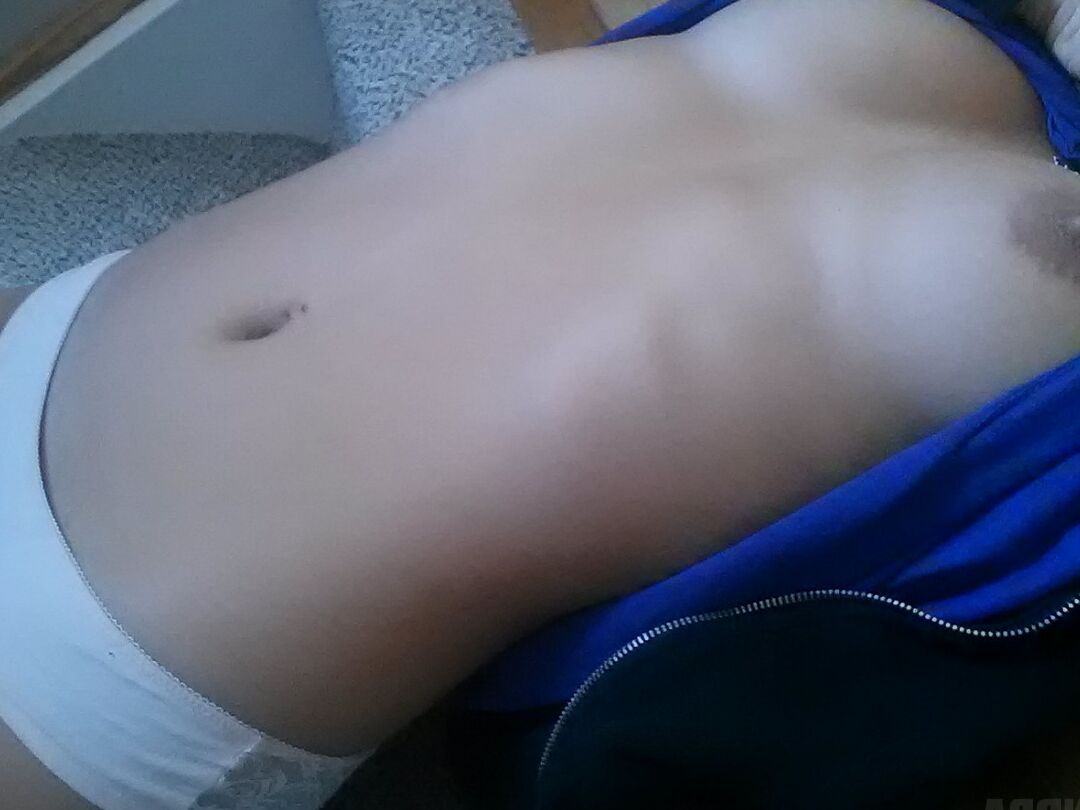 16P Auto-photo de la jeune brune tatouée Kendra Rain posant en lingerie sexy