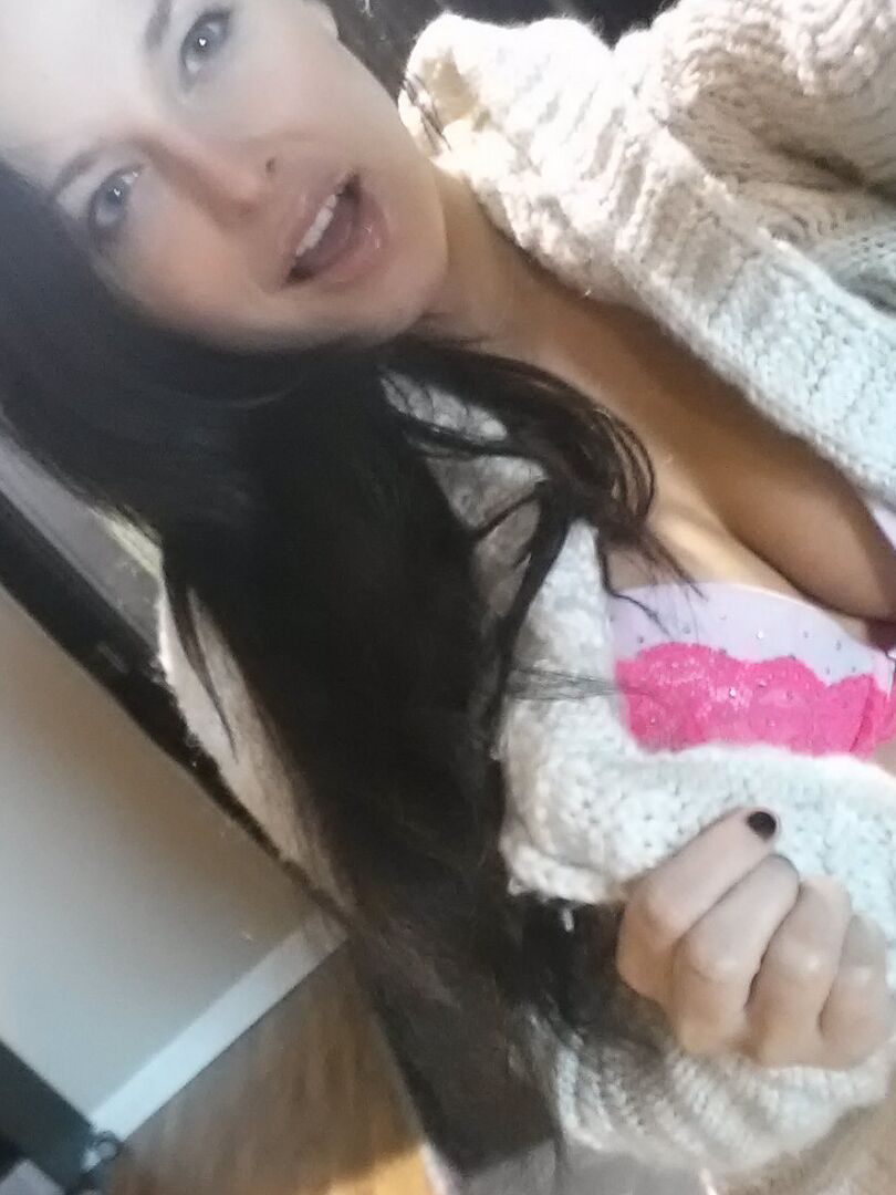 16P Auto-photo de la jeune brune tatouée Kendra Rain posant en lingerie sexy