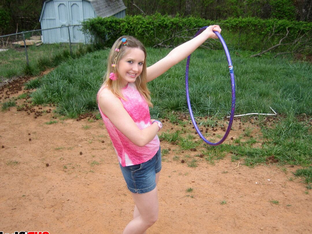 12P La petite teen Shelby joue avec un cerceau