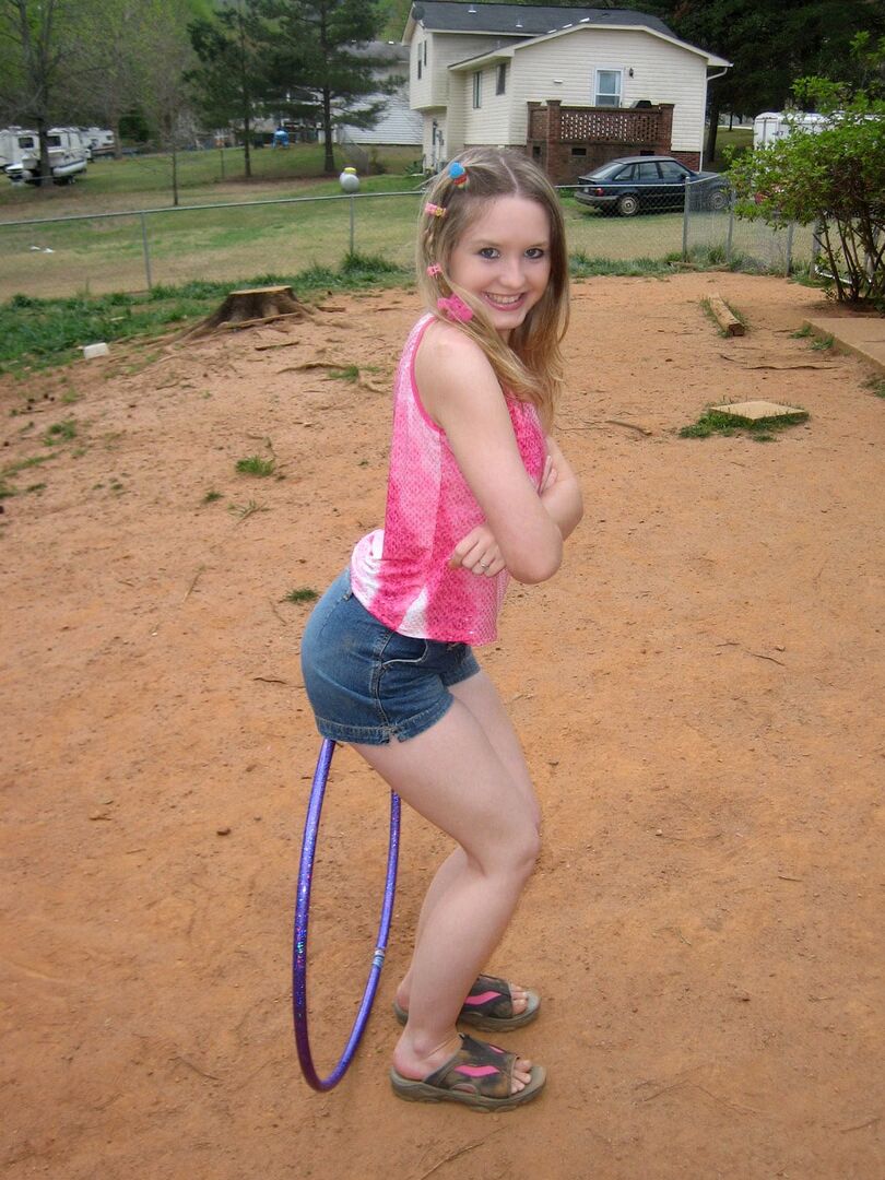 12P La petite teen Shelby joue avec un cerceau