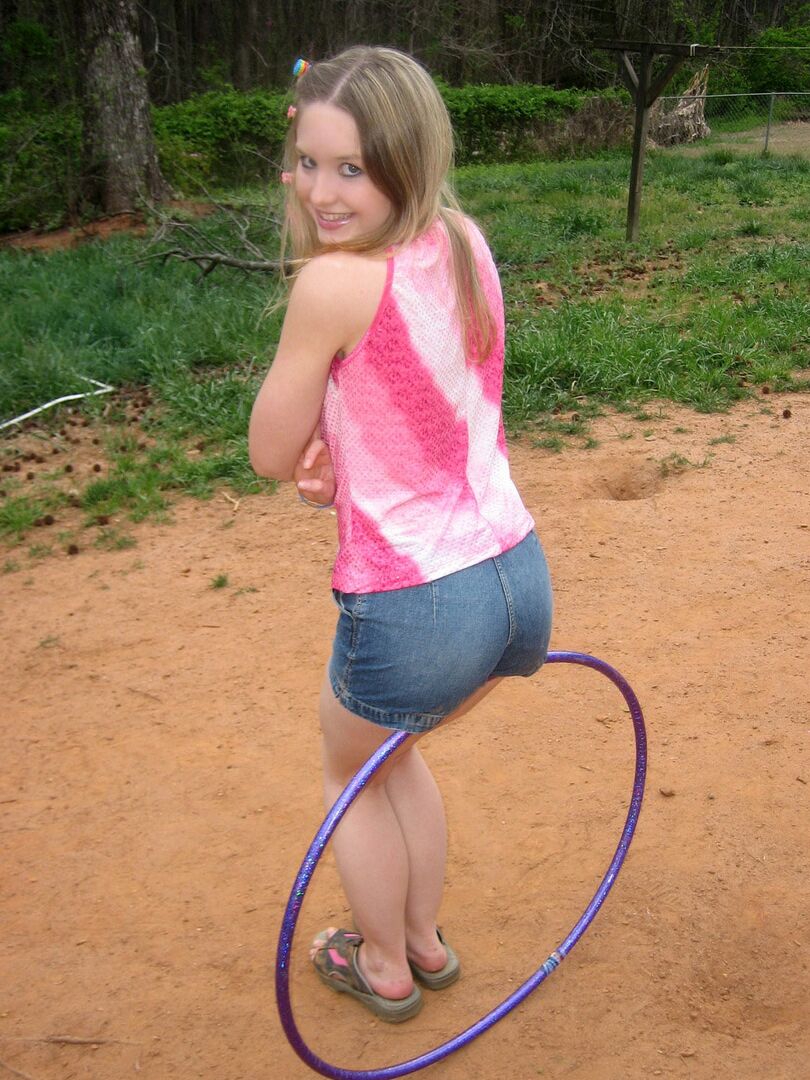 12P La petite teen Shelby joue avec un cerceau