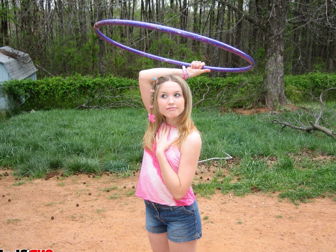 12P La petite teen Shelby joue avec un cerceau