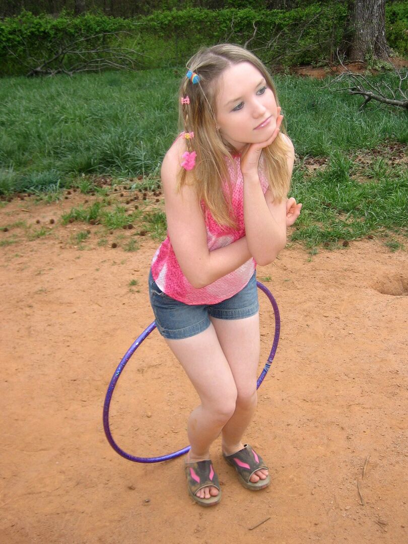 12P La petite teen Shelby joue avec un cerceau