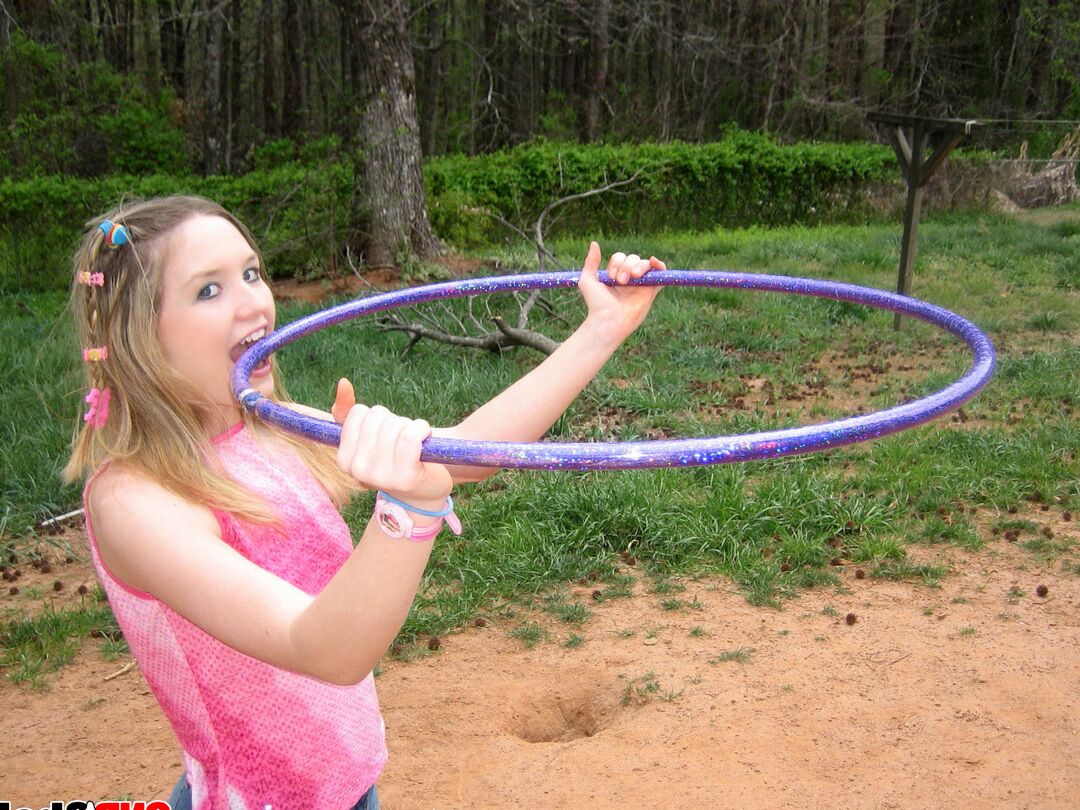 12P La petite teen Shelby joue avec un cerceau