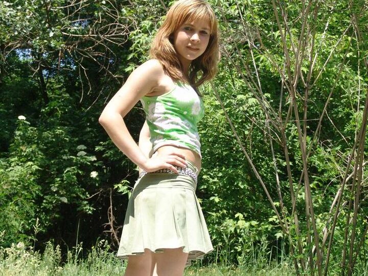20P La dulce jovencita Liza mostrando sus firmes y turgentes tetas sobre una manta en el césped