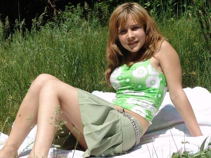 20P La dulce jovencita Liza mostrando sus firmes y turgentes tetas sobre una manta en el césped