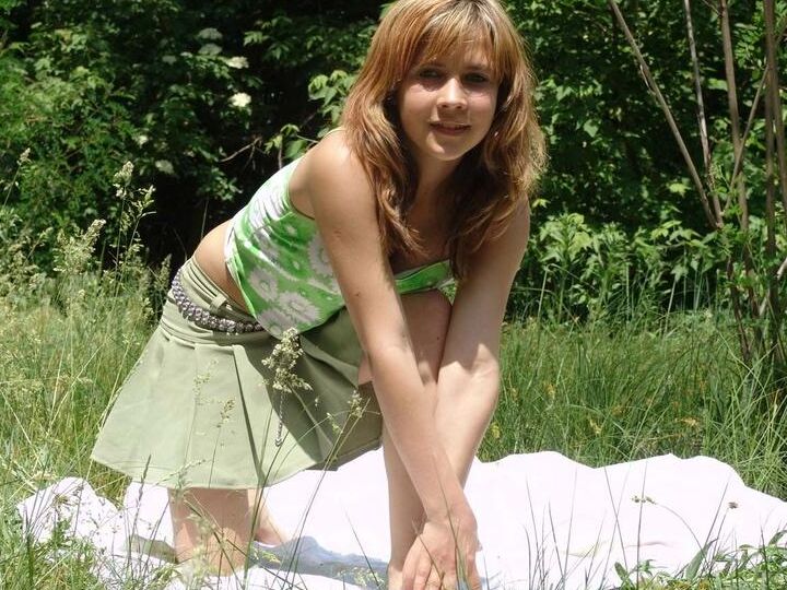 20P La dulce jovencita Liza mostrando sus firmes y turgentes tetas sobre una manta en el césped