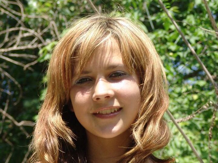 20P La dulce jovencita Liza mostrando sus firmes y turgentes tetas sobre una manta en el césped
