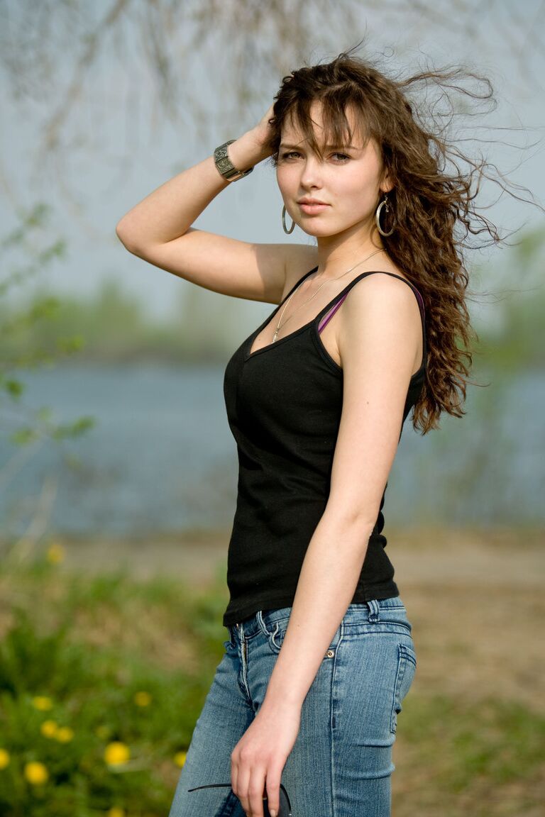 21P Gata adolescente totalmente natural Ksucha B se livrando das roupas e posando ao ar livre