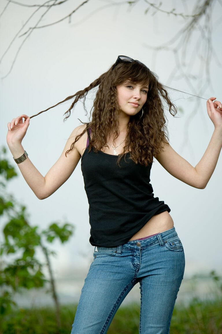 21P Gata adolescente totalmente natural Ksucha B se livrando das roupas e posando ao ar livre