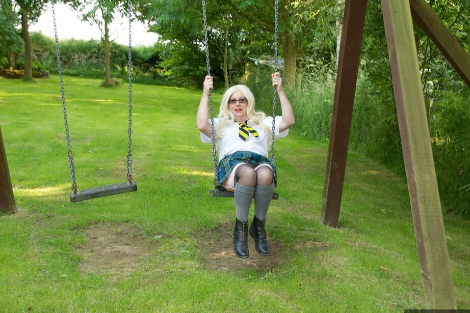 20P Barby Slut, une vieille amateur britannique, s'expose sur une cour de récréation en tenue d'écolière