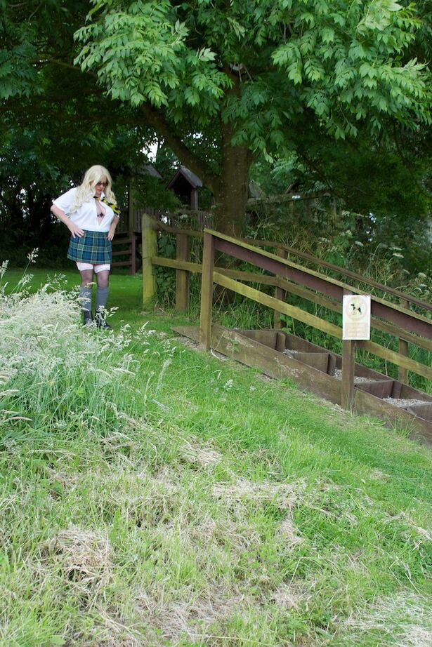 20P Barby Slut, une vieille amateur britannique, s'expose sur une cour de récréation en tenue d'écolière