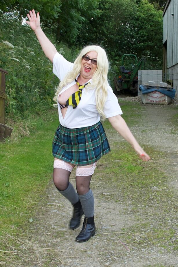 20P Barby Slut, une vieille amateur britannique, s'expose sur une cour de récréation en tenue d'écolière