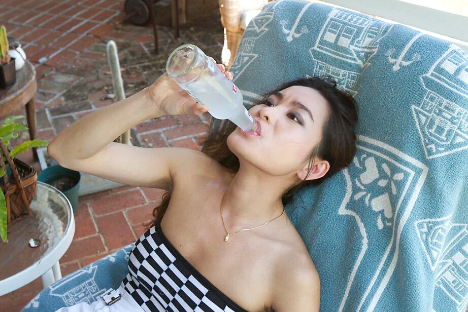 16P Milf latina amateur Leilani muestra su coño peludo al aire libre