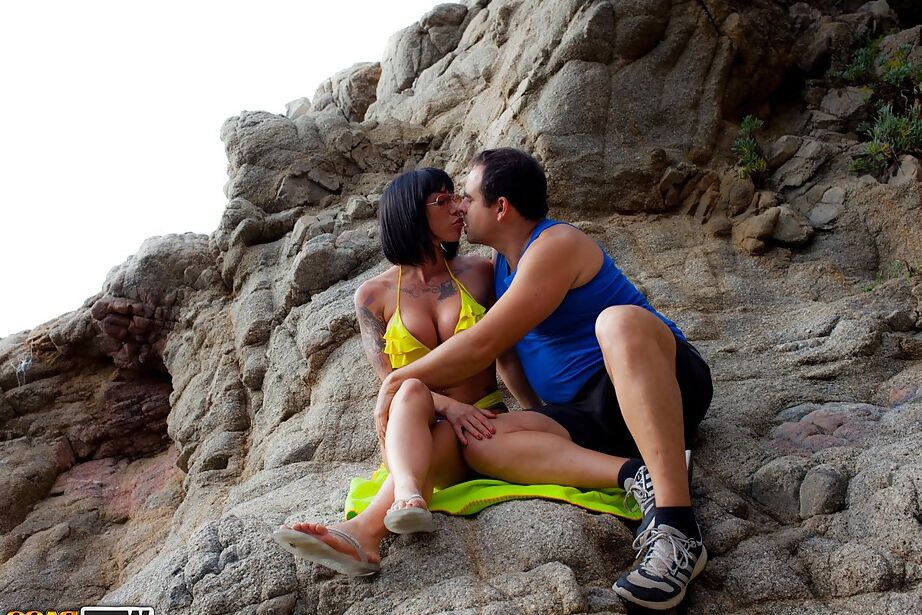 16P Inked amateur frees big boobs from bikini on beach before giving blowjob