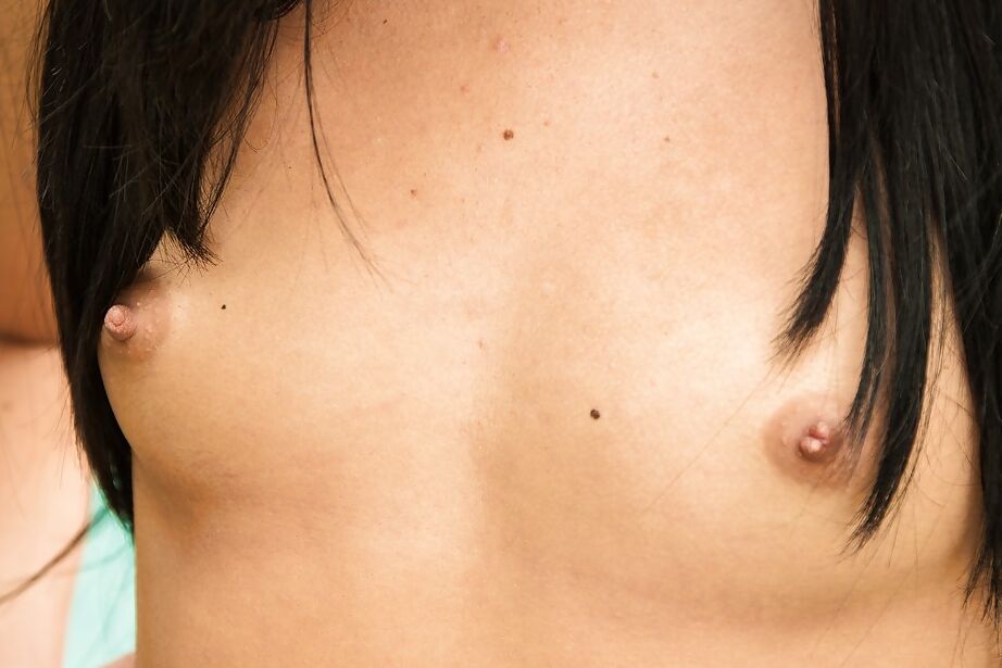 16P Amateur-Neuling Carmen Callaway zieht im Freien ihr Bikinioberteil aus
