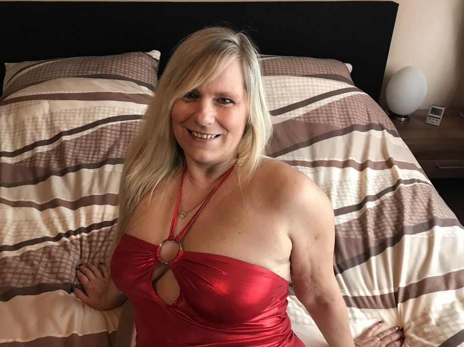 20P La chaude mature Sweet Susi fait une randonnée dans sa robe rouge moulante