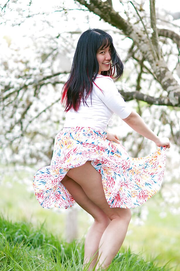 16P Mulher amadora Jenny-Lee ostentando uma linda saia levantada sob o vestido de verão ao ar livre