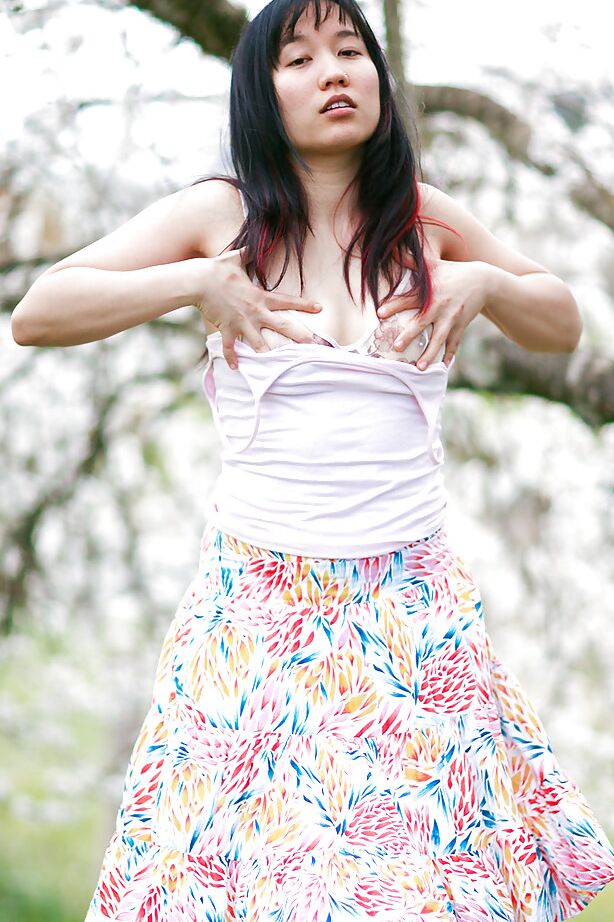 16P Mulher amadora Jenny-Lee ostentando uma linda saia levantada sob o vestido de verão ao ar livre