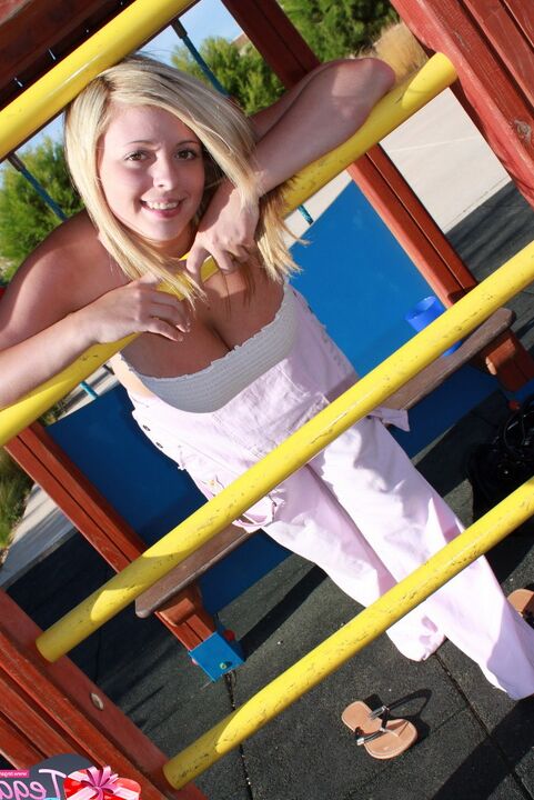 16P Loira amadora Tegan Brady posa totalmente vestida em equipamentos de playground