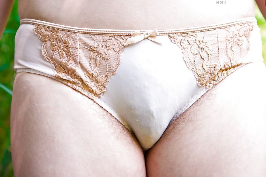 16P Amateurmädchen Immie zieht sich im Freien aus und masturbiert ihren haarigen Penis