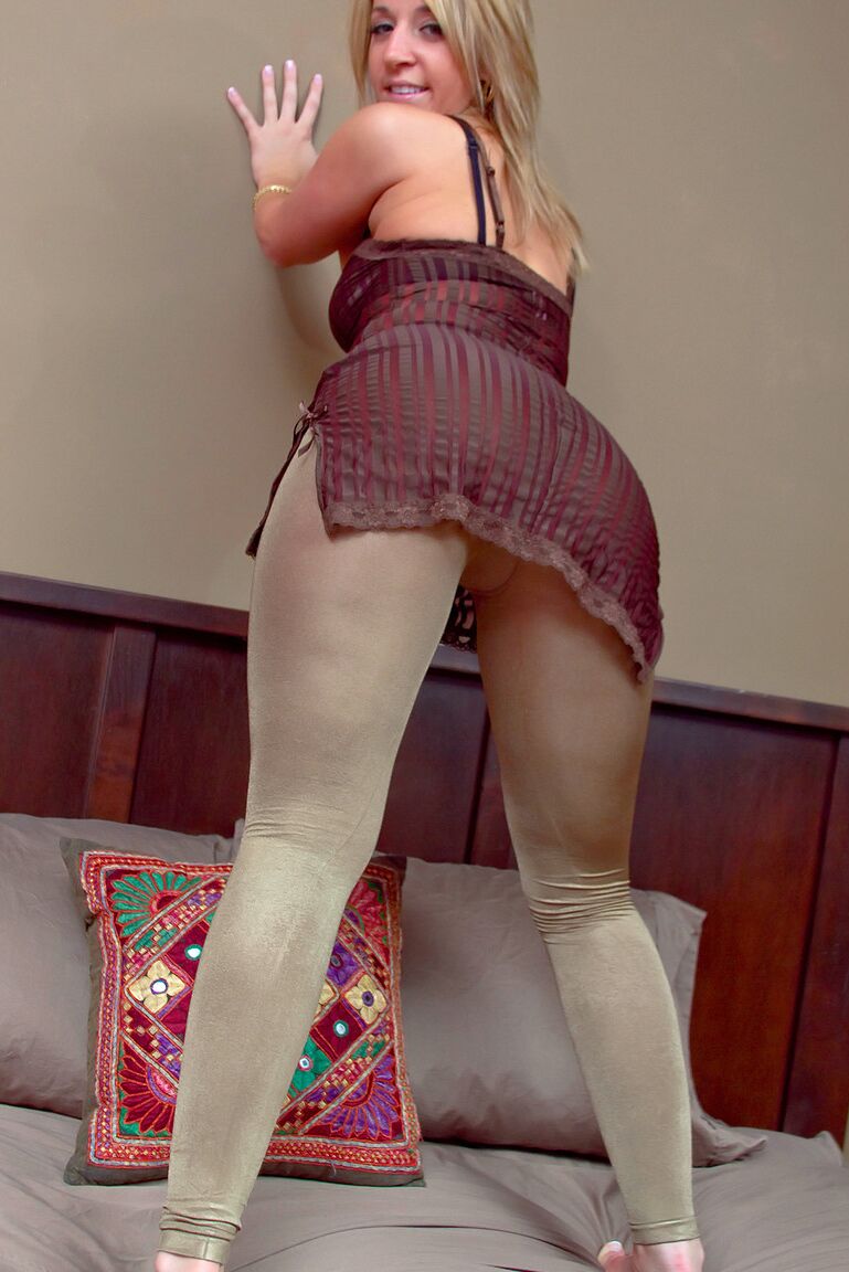 Die 16P-Amateurschlampe Marie zieht ihr enges Kleid und ihren BH aus, um oben ohne auf dem Bett zu liegen