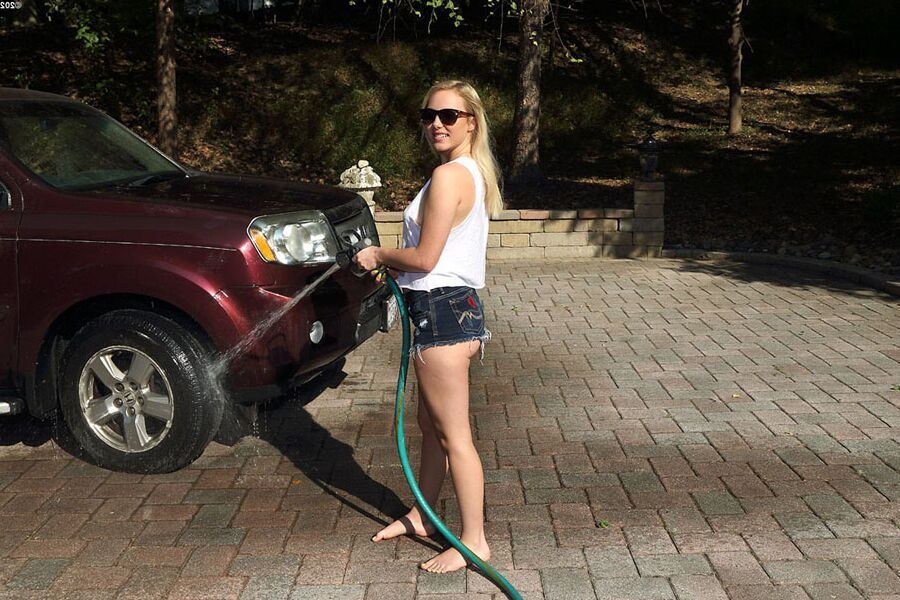 12P Rubia amateur Dixie Lynn se pinza y penetra su coño durante un lavado de coches